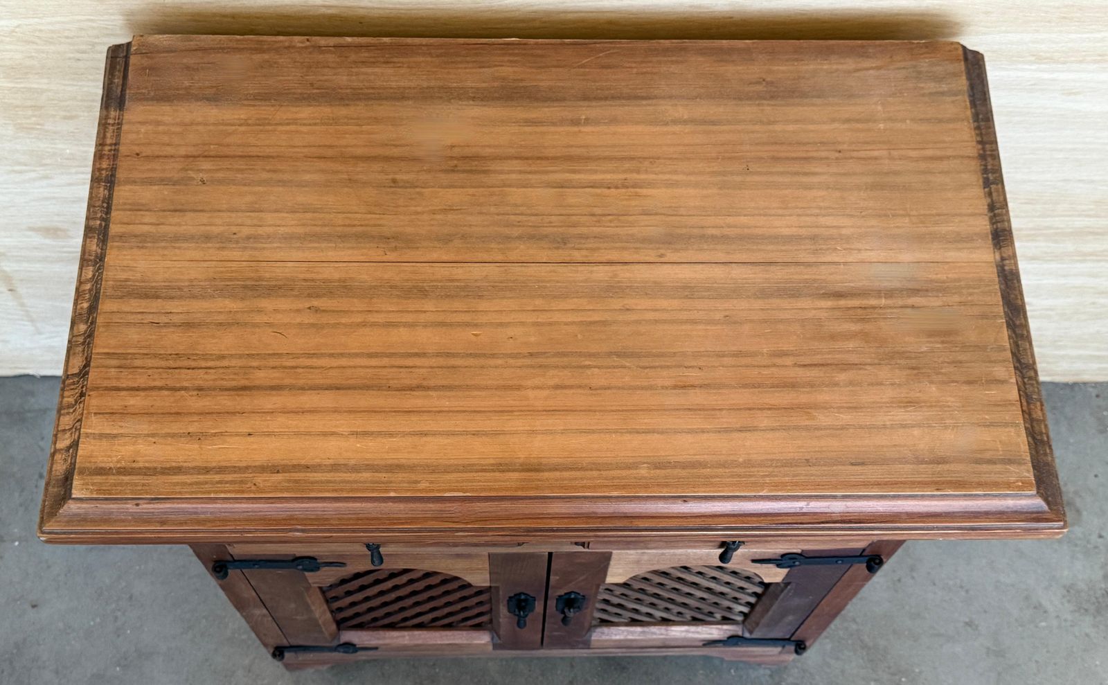 photo furniture Paire de tables de chevet d'époque rustiques en bois massif avec détails en fer forgé