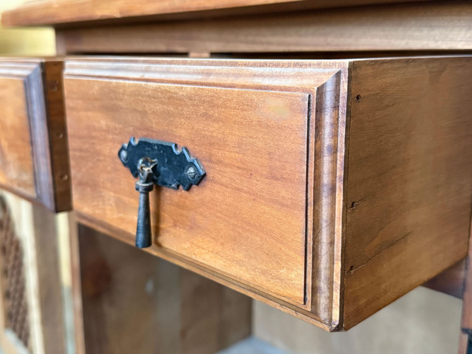 photo for sale Paire de tables de chevet d'époque rustiques en bois massif avec détails en fer forgé