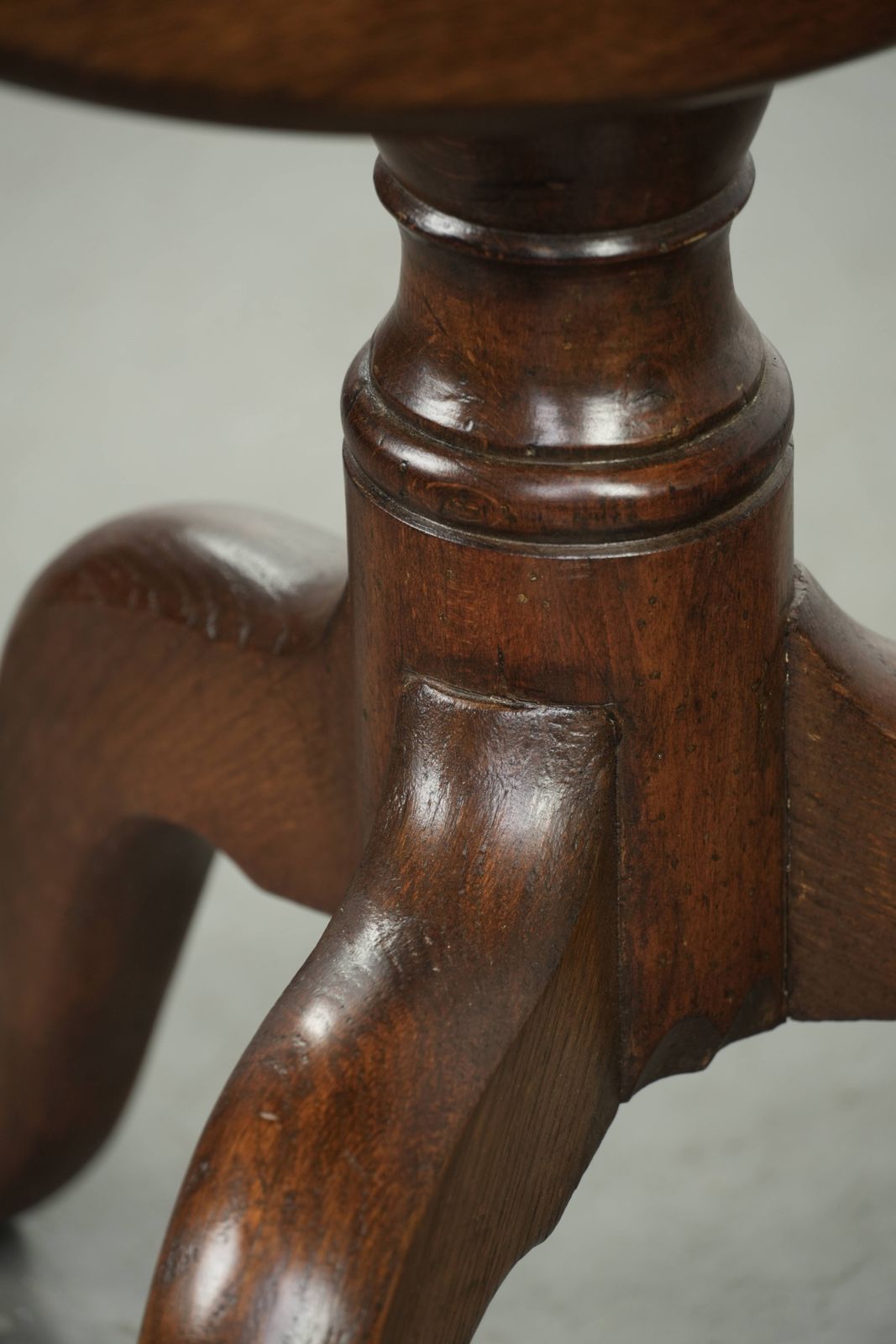 photo furniture Beautiful Antique English Oak Tilt Top Table / Side Table From The Late 18th Century With Beautiful Colors