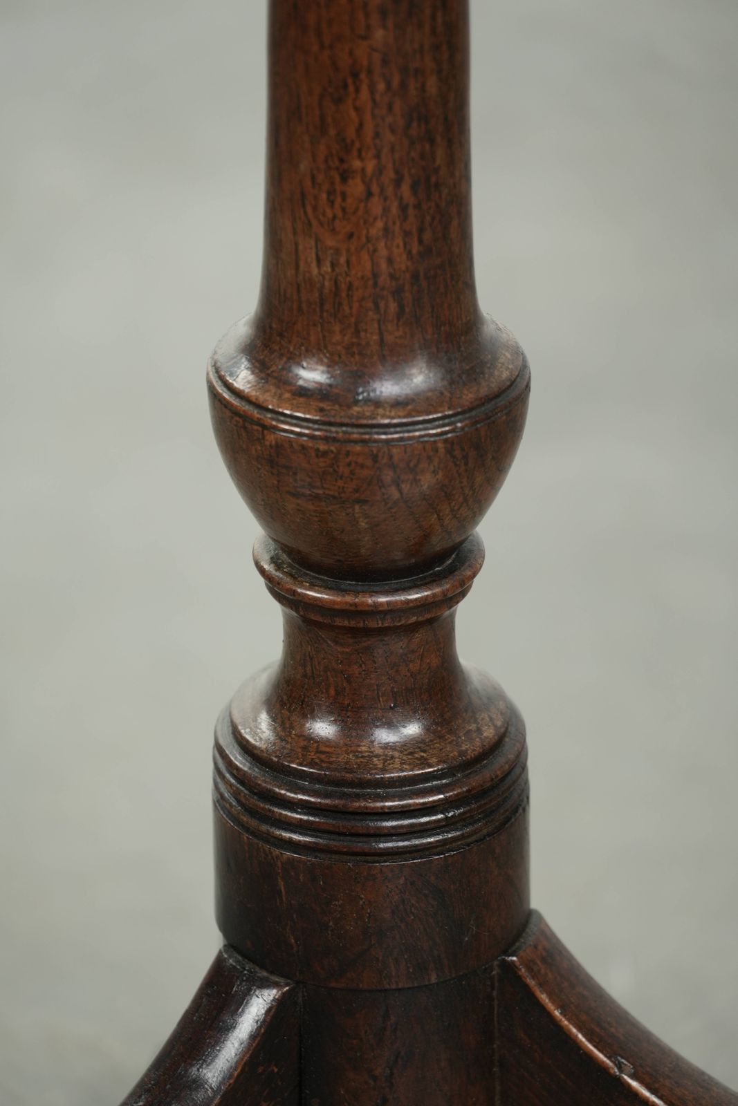 photo furniture Subtiele antieke Engelse eiken kantelblad tafel, bijzettafel, begin 19e eeuw, mooie kleuren
