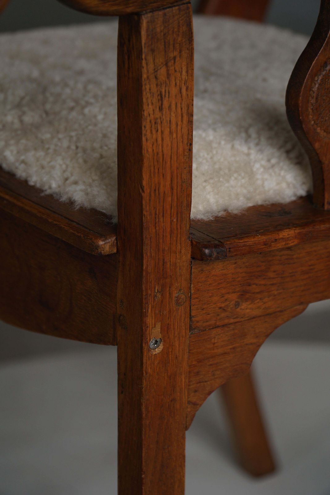 photo vintage Danish Folk Art Armchair In Oak & Lambswool Seat, Early 20th Century, 1930s