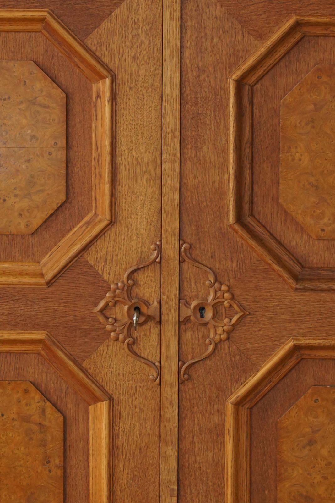 photo vinterior Danish Modern, Sclulptural Classic Cabinet In Oak And Burl Wood Veneer, 1950s