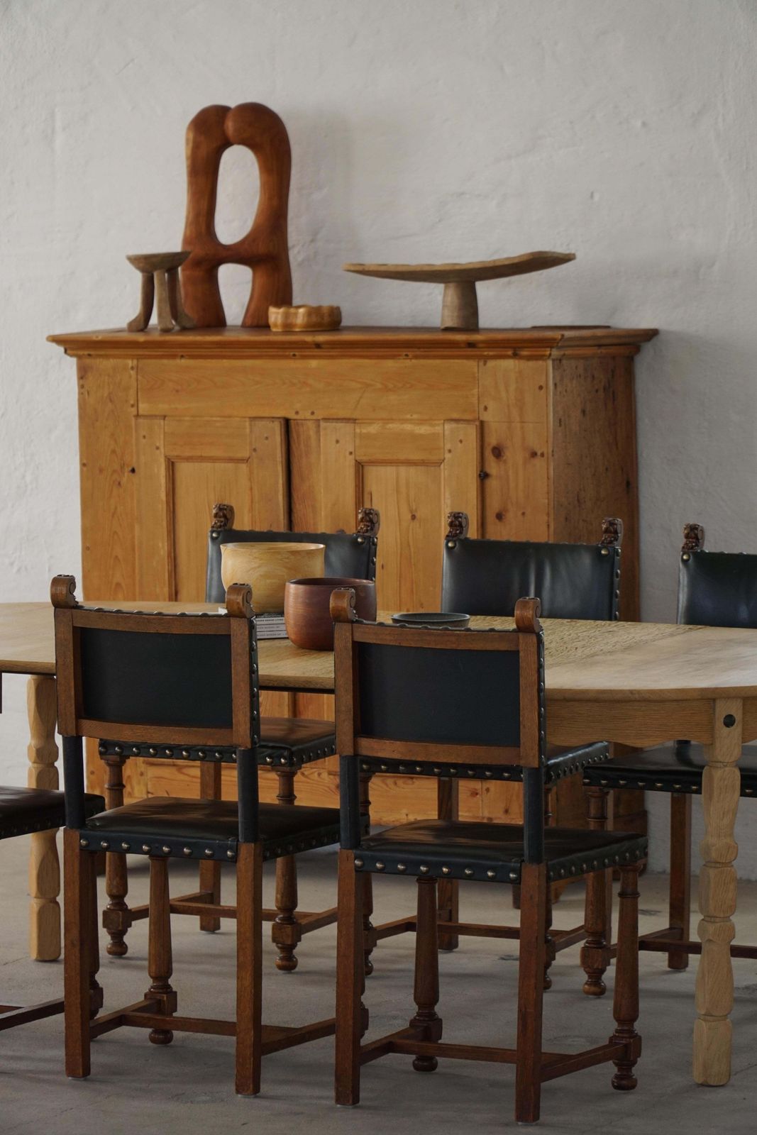 5913.0 Set Of 8 Swedish Grace Dining Chairs, Leather & Carved Wood, Early 20th Century photo