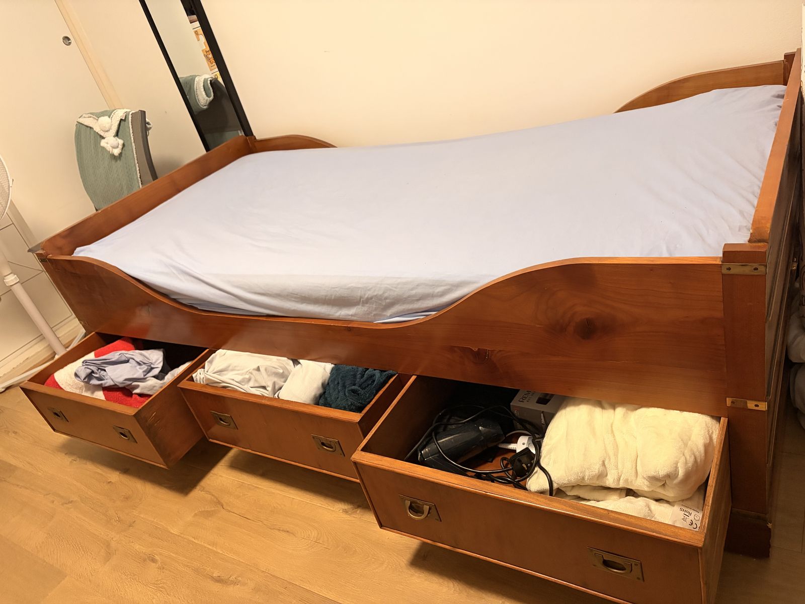 Simon Horn Solid Wood Sleigh Bed With Three Drawers – Vintage British Design photo 750.0