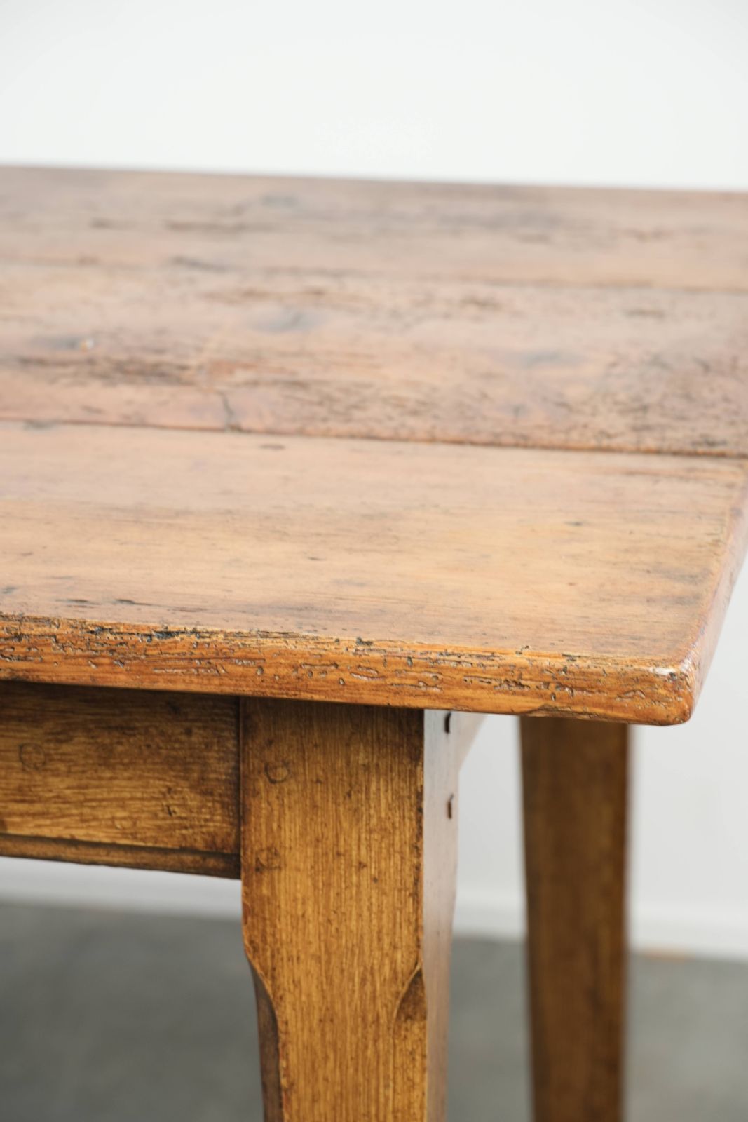 photo furniture Grote, Relatief Smalle Antieke Franse Boerenkeukentafel Van Grenenhout, Begin 19e Eeuw, Met Mooie Patina.
