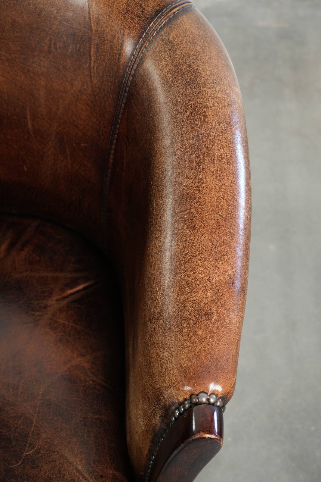 photo furniture Set Van Twee Schapenlederen Fauteuils Met Karakter En Mooie Patina