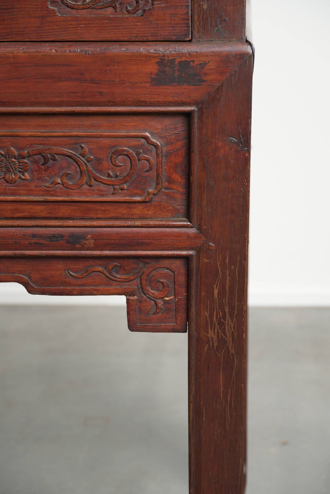 photo vinterior Antique Wooden Chinese Sideboard From The Late 19th Century In A Beautiful Red Color With Exquisite Wood Carving.