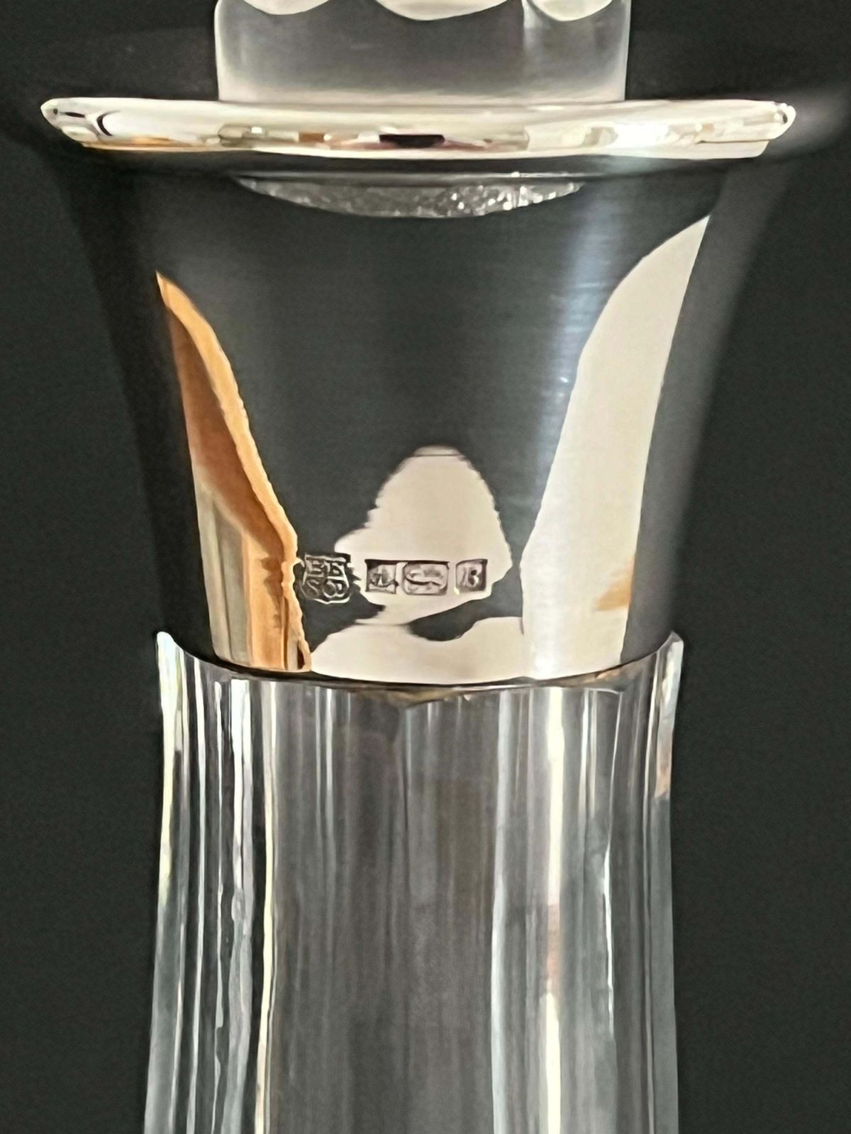 Scheepsdecanteerkaraf van geslepen kristal met zilveren halsring, inhoud één liter, ca. 1976 photo vintage