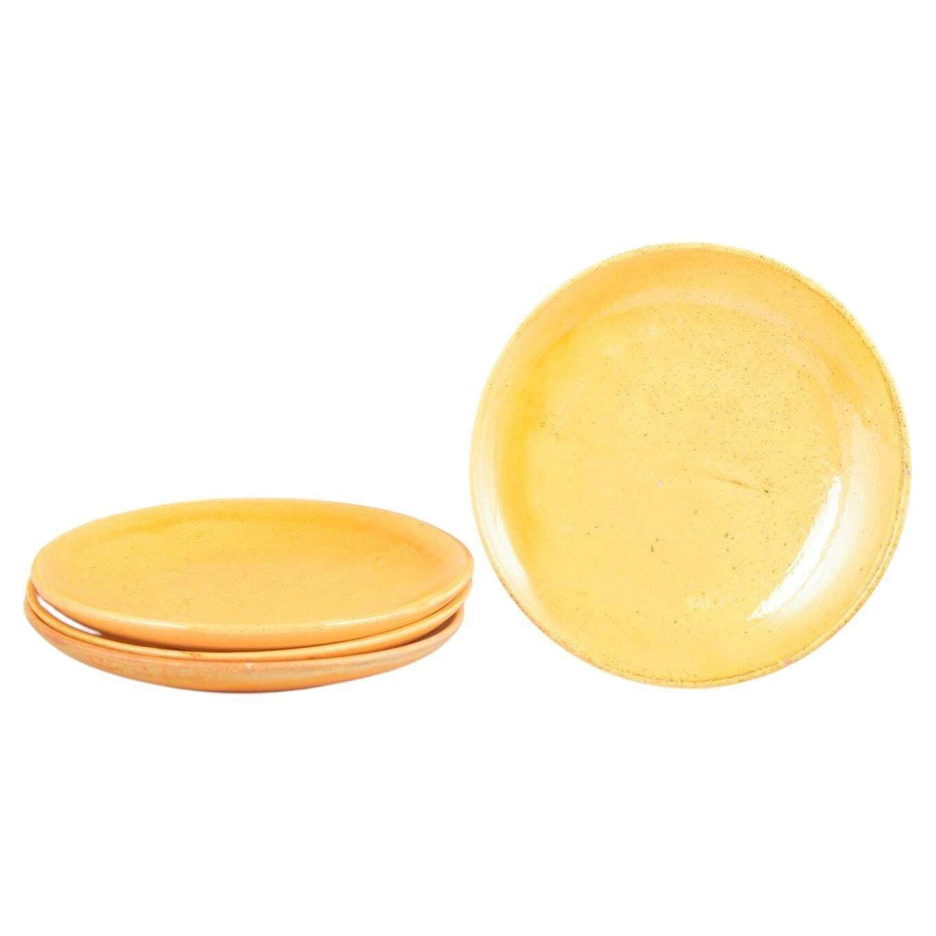 Kähler, Danemark. Quatre assiettes en céramique à glaçure à l'uranium. Années 1930