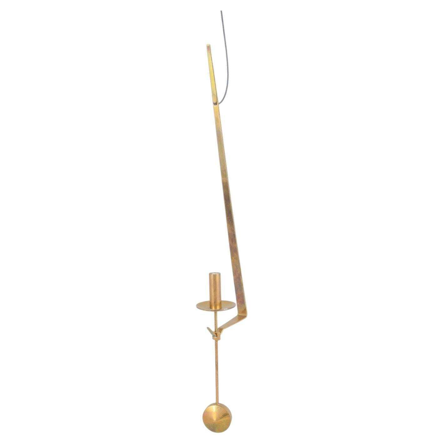 Pierre Forsell, Skultuna. Wandkandelaar in messing met slinger