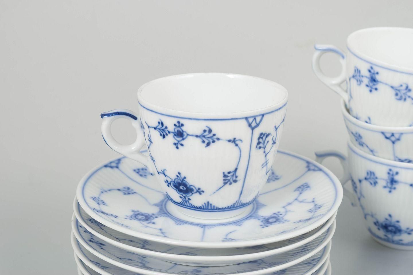 Royal Copenhagen Blue Fluted Plain. Ensemble de six tasses à café et soucoupes en porcelaine. photo for sale
