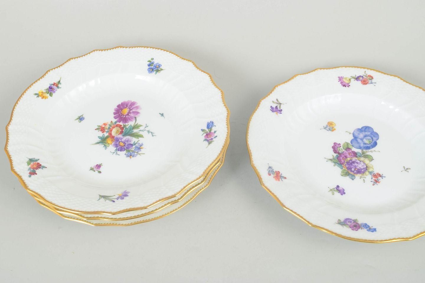 Royal Copenhagen Saxon Flower. Service de quatre assiettes plates en porcelaine. Années 1960 photo furniture