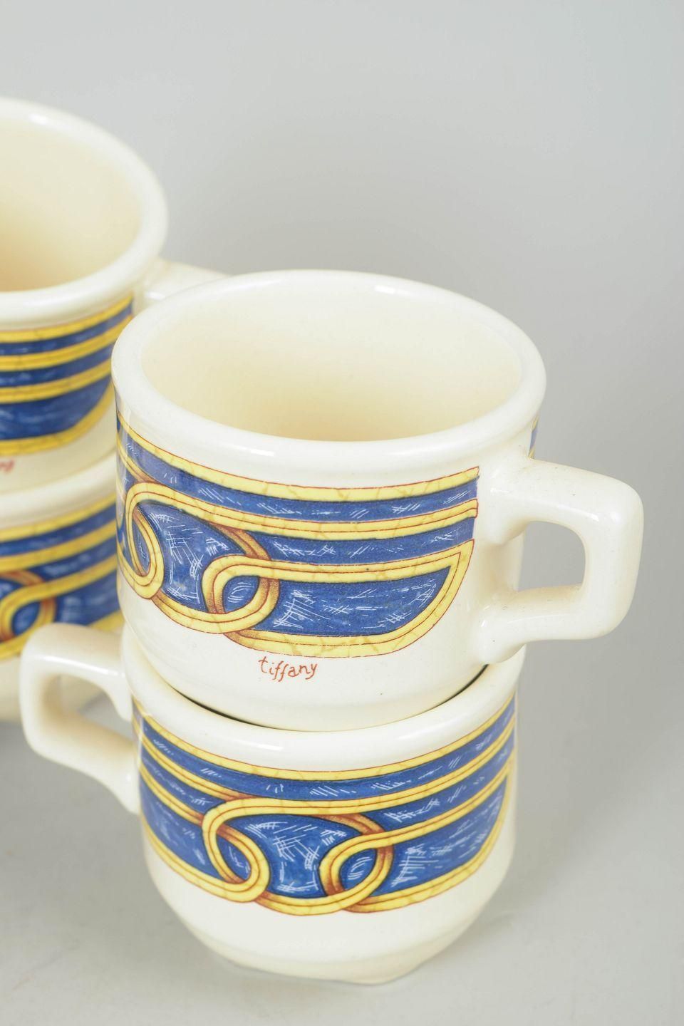Tiffany Boutique. Set van vier espressokopjes met schoteltjes met ornamentele motieven. photo vinterior