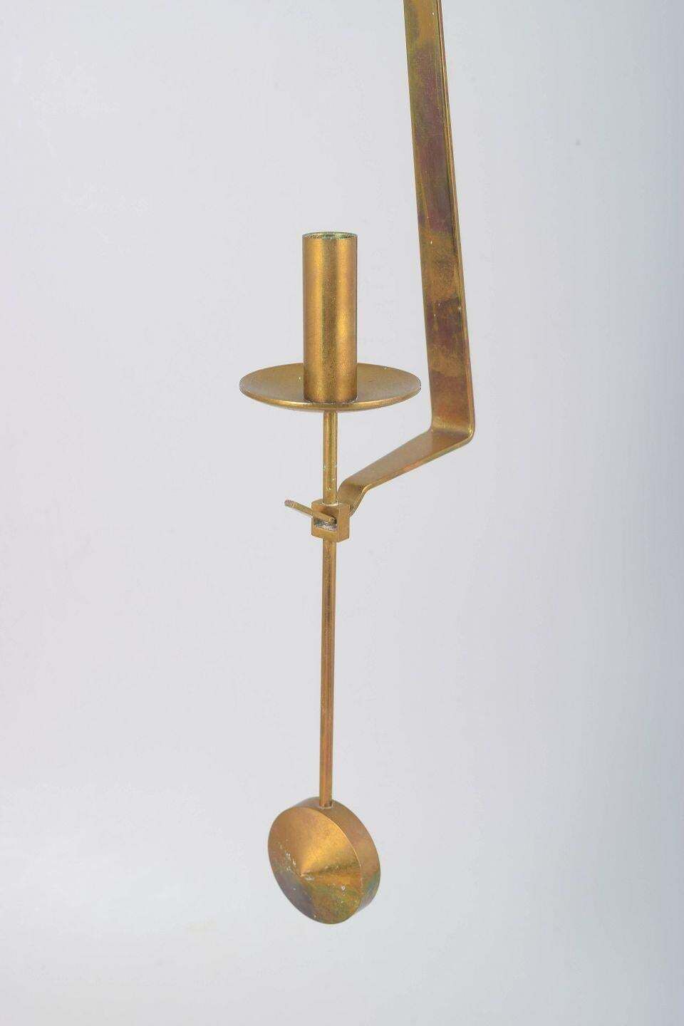Pierre Forsell, Skultuna. Wandkandelaar in messing met slinger photo furniture
