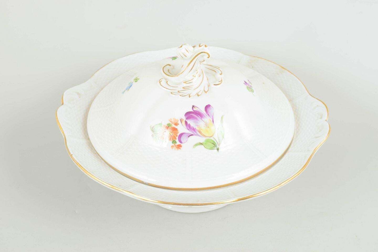 Grande soupière en porcelaine à motifs floraux. Dresden, Allemagne. Milieu du XXe siècle photo furniture