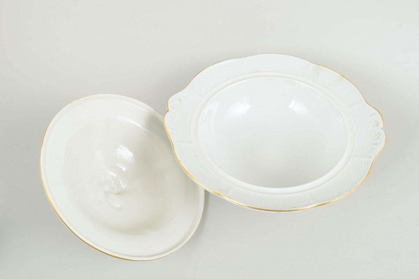 Grande soupière en porcelaine à motifs floraux. Dresden, Allemagne. Milieu du XXe siècle photo for sale