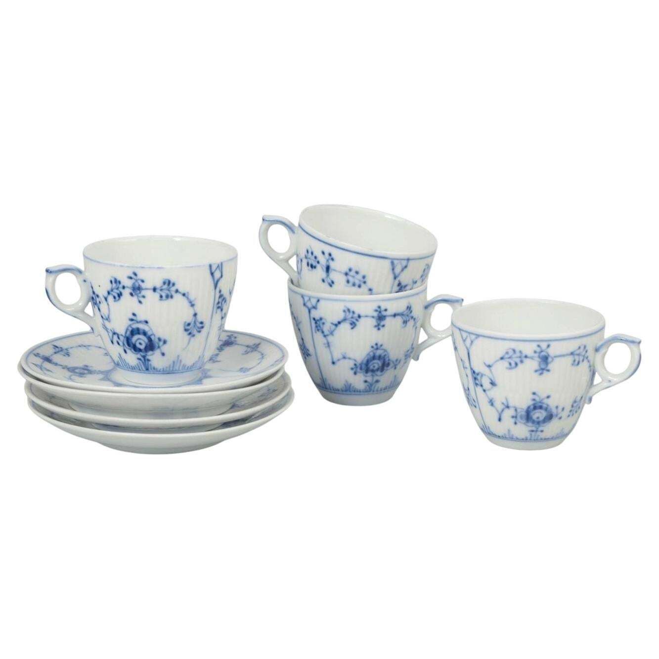 Royal Copenhagen Blue Fluted Plain. Service de quatre tasses à café et soucoupes en porcelaine.