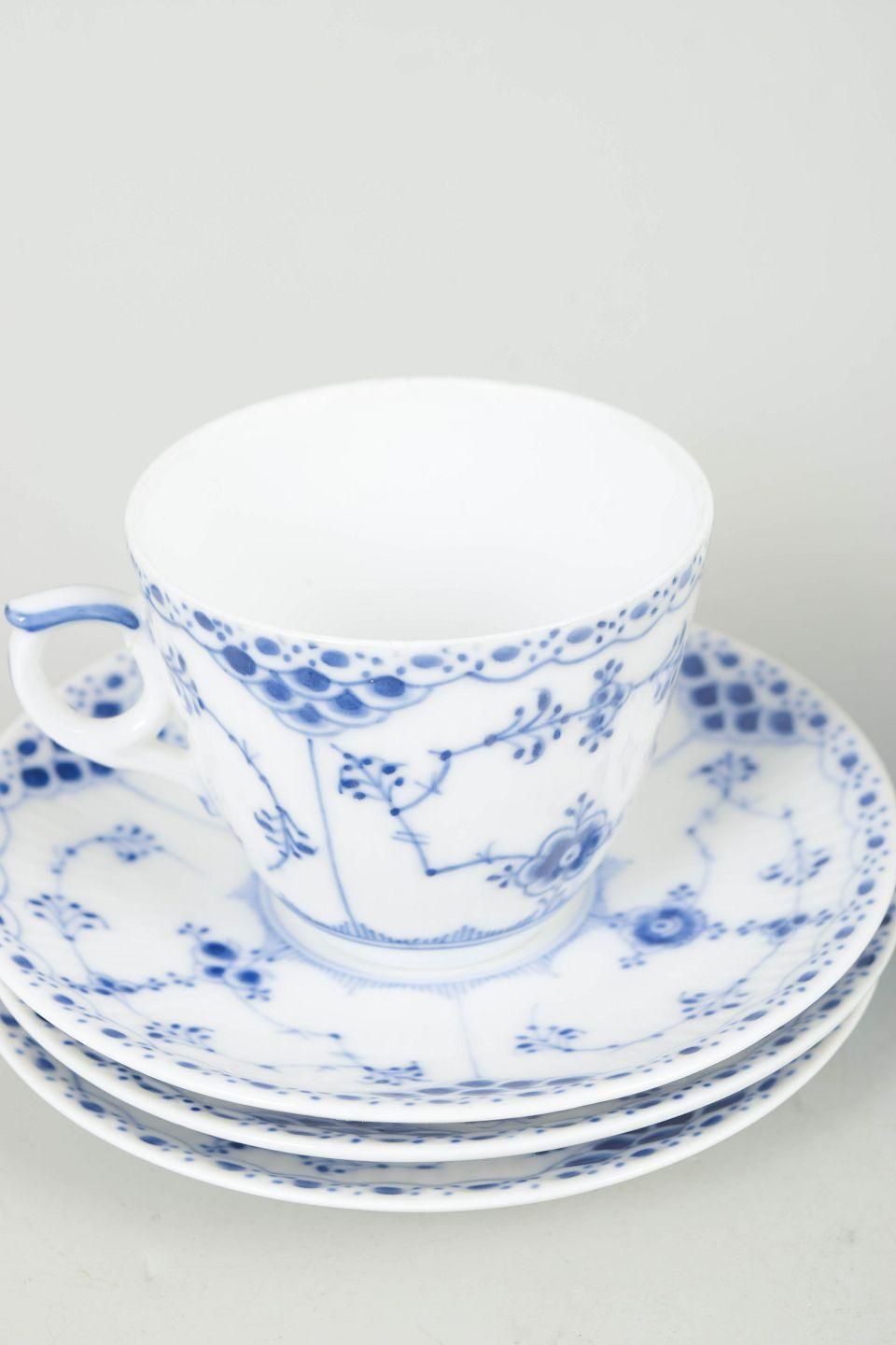 Royal Copenhagen Blue Fluted Half Lace. Ensemble de trois tasses à café avec soucoupes. photo for sale