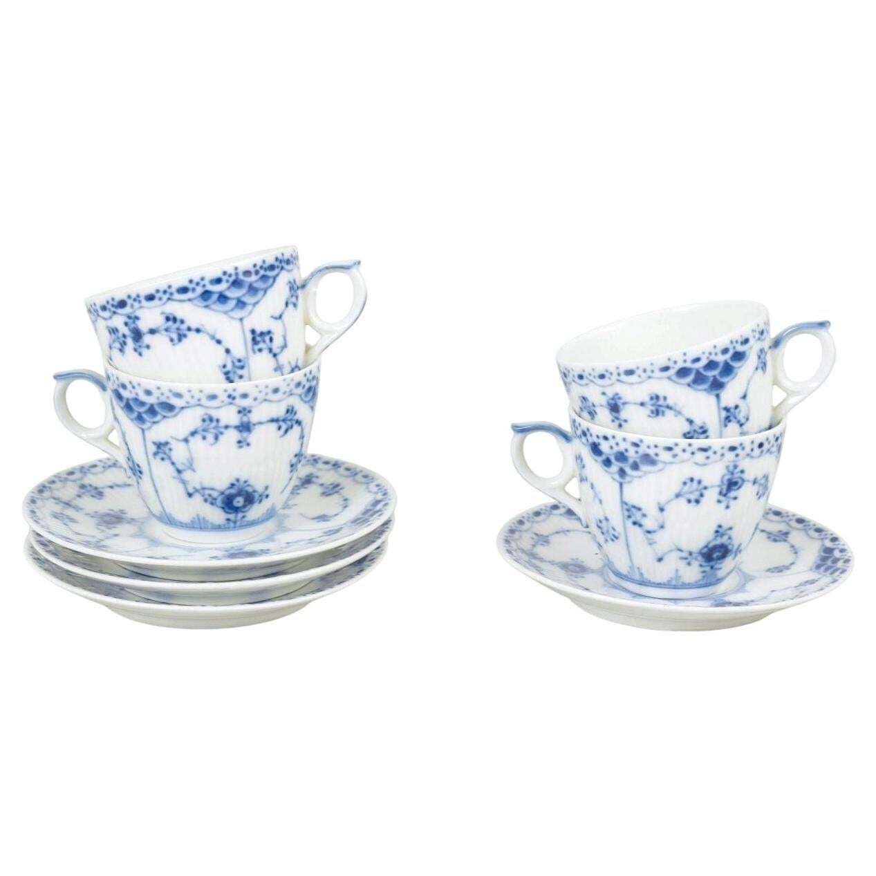 Royal Copenhagen Blue Fluted Half Lace. Service de quatre tasses à café avec soucoupes.