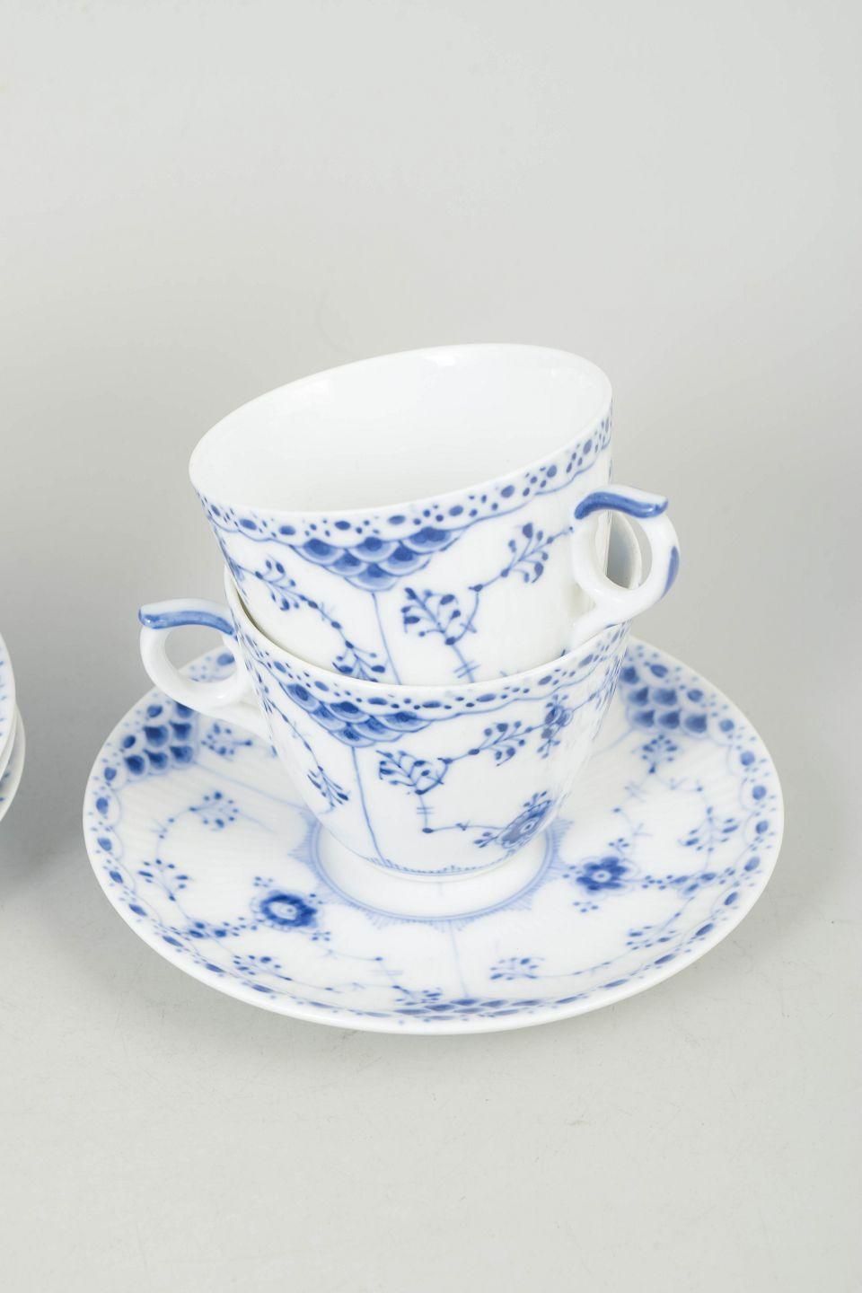 Royal Copenhagen Blue Fluted Half Lace. Service de quatre tasses à café avec soucoupes. photo for sale