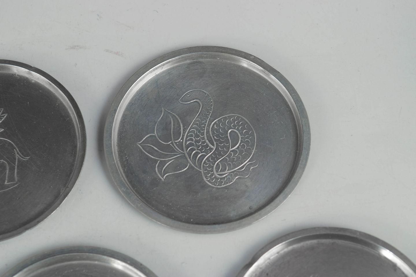 Just Andersen, Danemark. Huit dessous de verre en étain, motifs animaliers. Années 1930 photo for sale