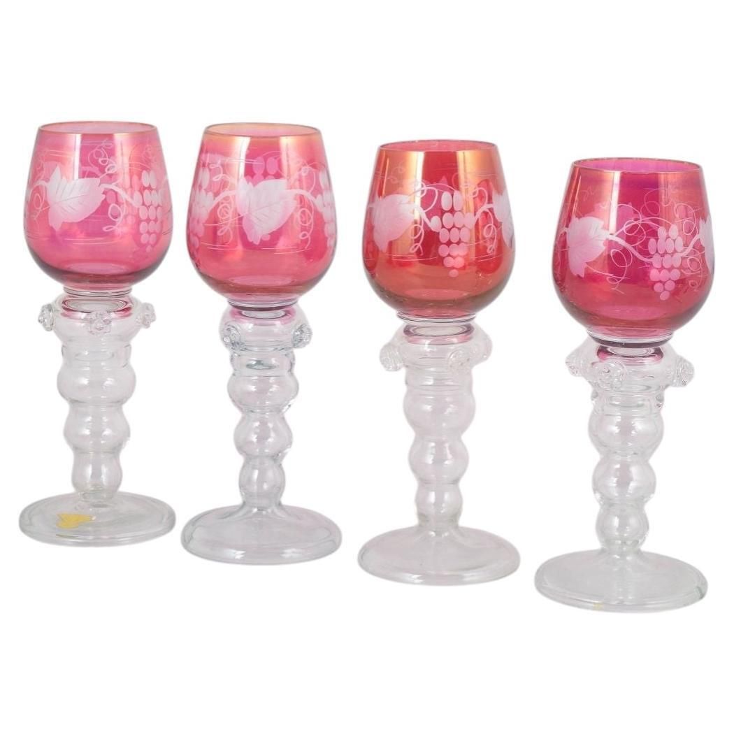 Service de quatre verres à vin rouge en cristal de Bohême, motif fleurs et grappes de raisin.