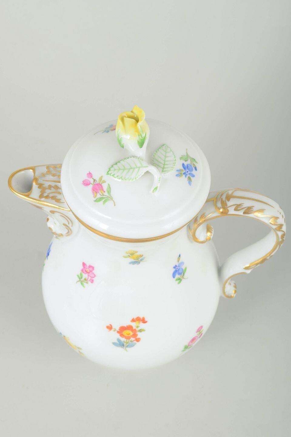 Meissen. Porseleinen koffiepot met deksel. Bloemmotief. Midden 20e eeuw. photo furniture