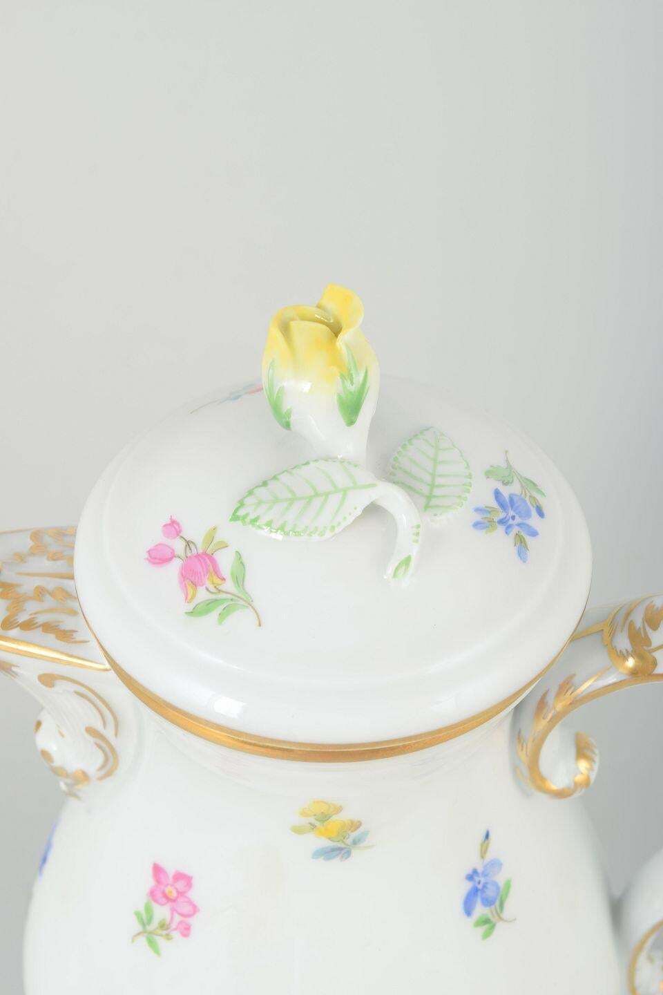 Meissen. Cafetière en porcelaine avec couvercle. Décor floral. Milieu du XXe siècle. photo for sale