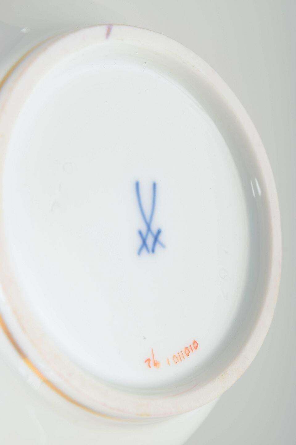 Meissen. Porseleinen koffiepot met deksel. Bloemmotief. Midden 20e eeuw. photo Woonaccessoires
