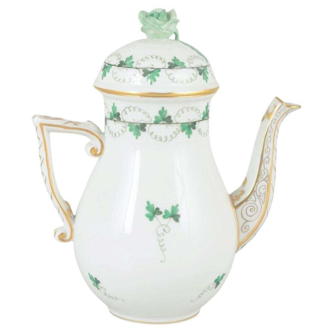 Herend, Hongrie. Cafetière en porcelaine avec couvercle et décor de feuilles vertes.