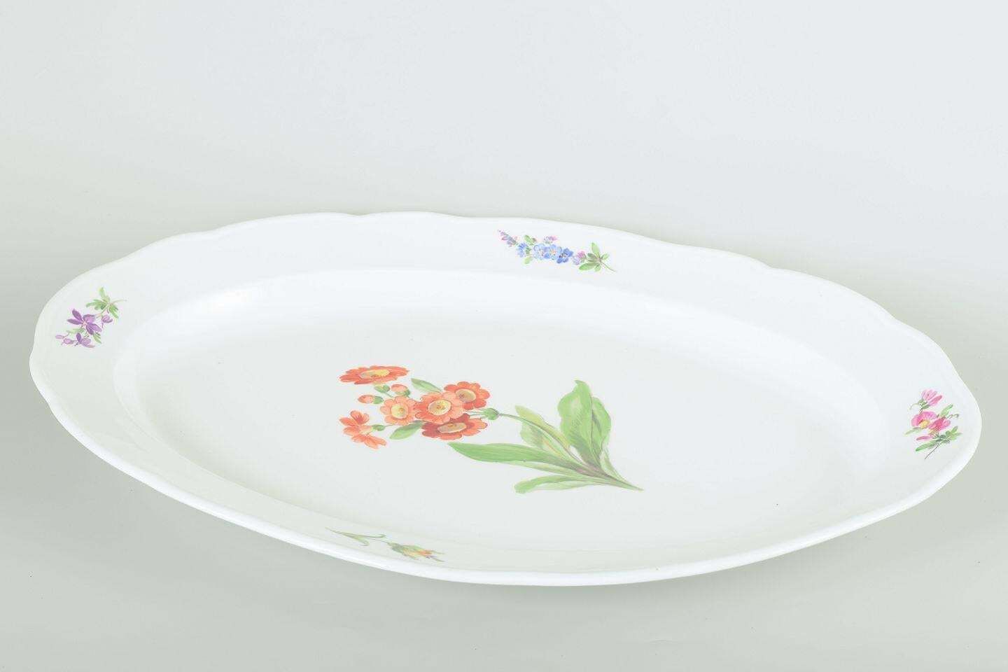 Meissen. Groot ovaal serveerschaal in porselein met bloemenmotief. Ca. jaren 1930 photo furniture