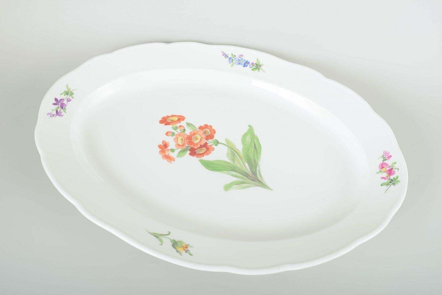 Meissen. Groot ovaal serveerschaal in porselein met bloemenmotief. Ca. jaren 1930 photo for sale