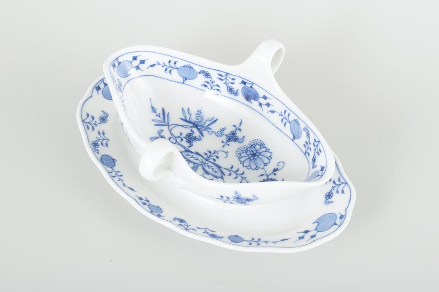Meissen. Saucière en porcelaine « Blue Onion » avec présentoir attenant. Début du XXe siècle. photo furniture