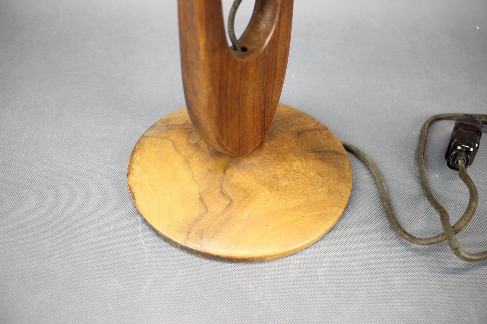 Mid-Century verstelbare houten tafellamp met geblokte kap, Tsjecho-Slowakije, 1 photo for sale