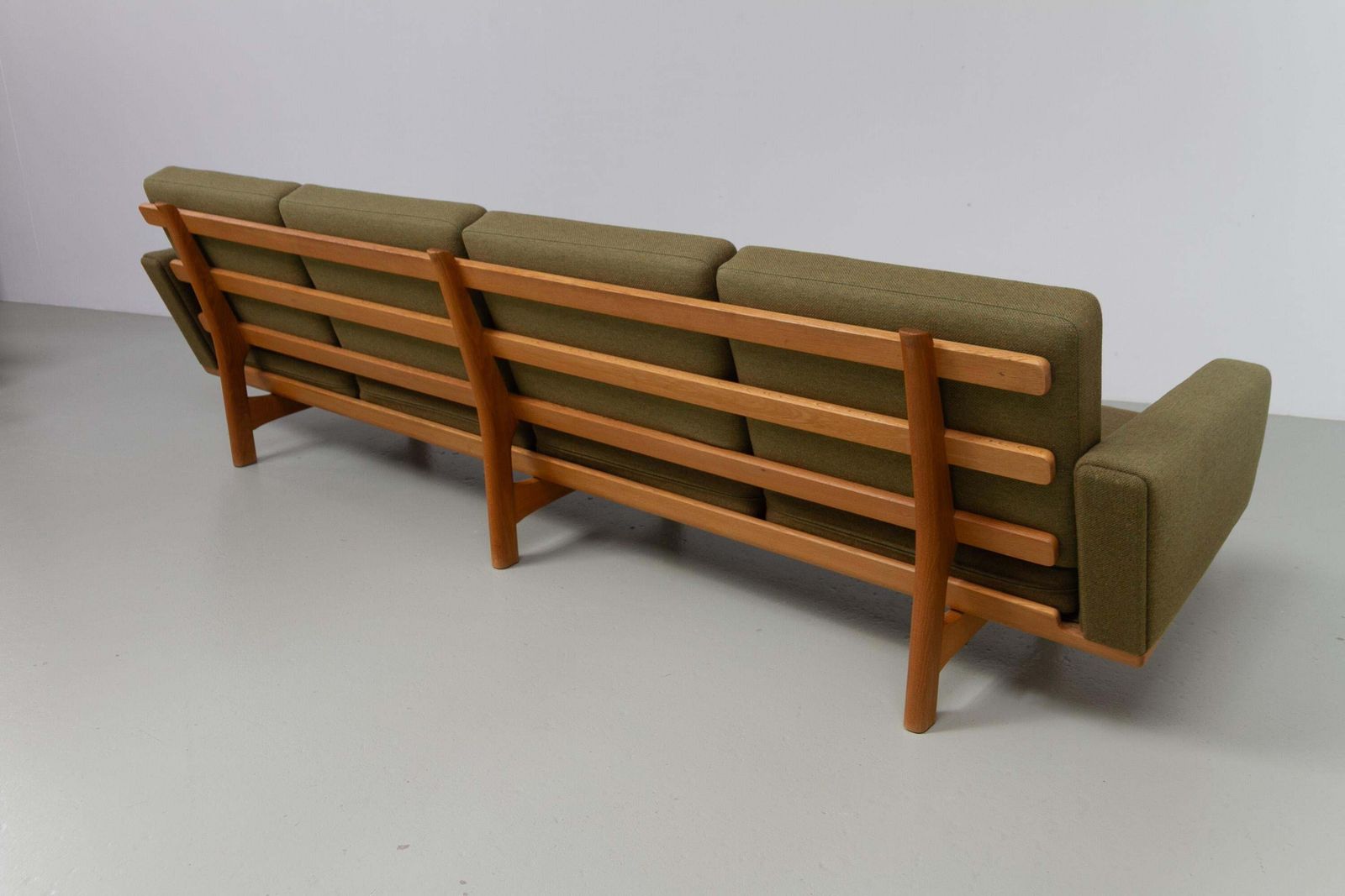 photo vintage Danish Modern Oak Sofa Ge 236/4 By Hans J. Wegner For Getama, 1960s.