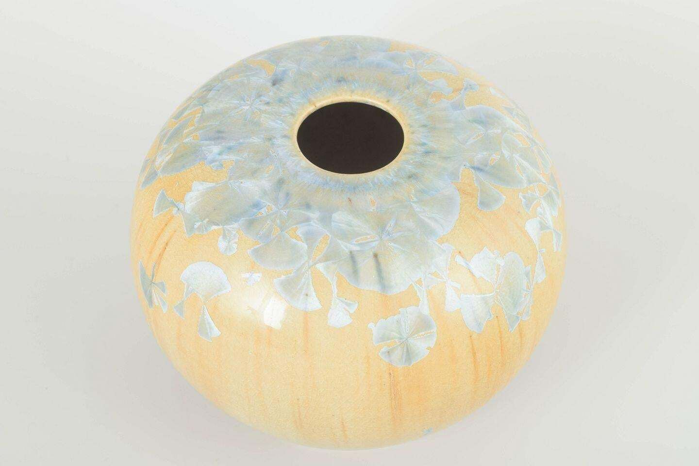 Europese studiopottenbakker. Stoneware vaas in tinten lichtblauw en beige. photo furniture