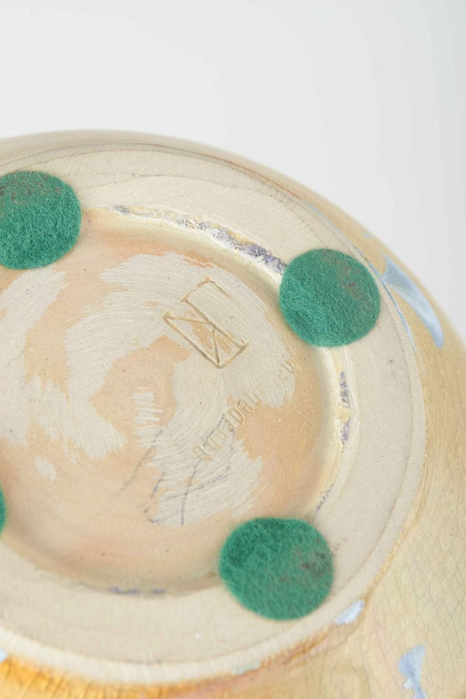 Europese studiopottenbakker. Stoneware vaas in tinten lichtblauw en beige. photo Woonaccessoires