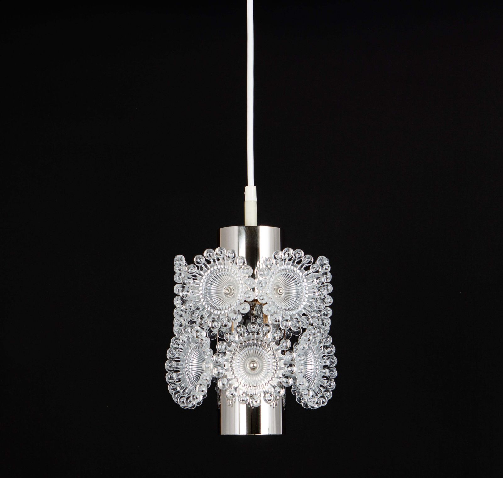 1 van 3 kleine floraal vormgegeven Sputnik-hanglampen van chroom en plexiglas, Duitsland, jaren 1960 photo furniture