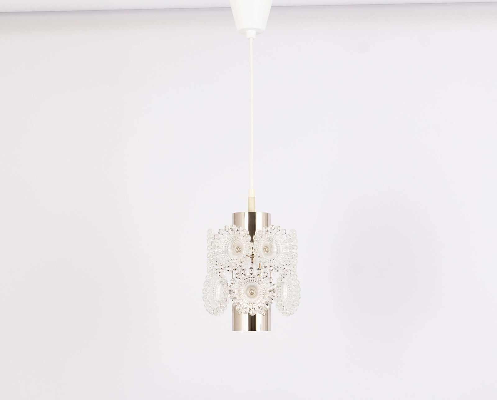 1 van 3 kleine floraal vormgegeven Sputnik-hanglampen van chroom en plexiglas, Duitsland, jaren 1960 photo for sale