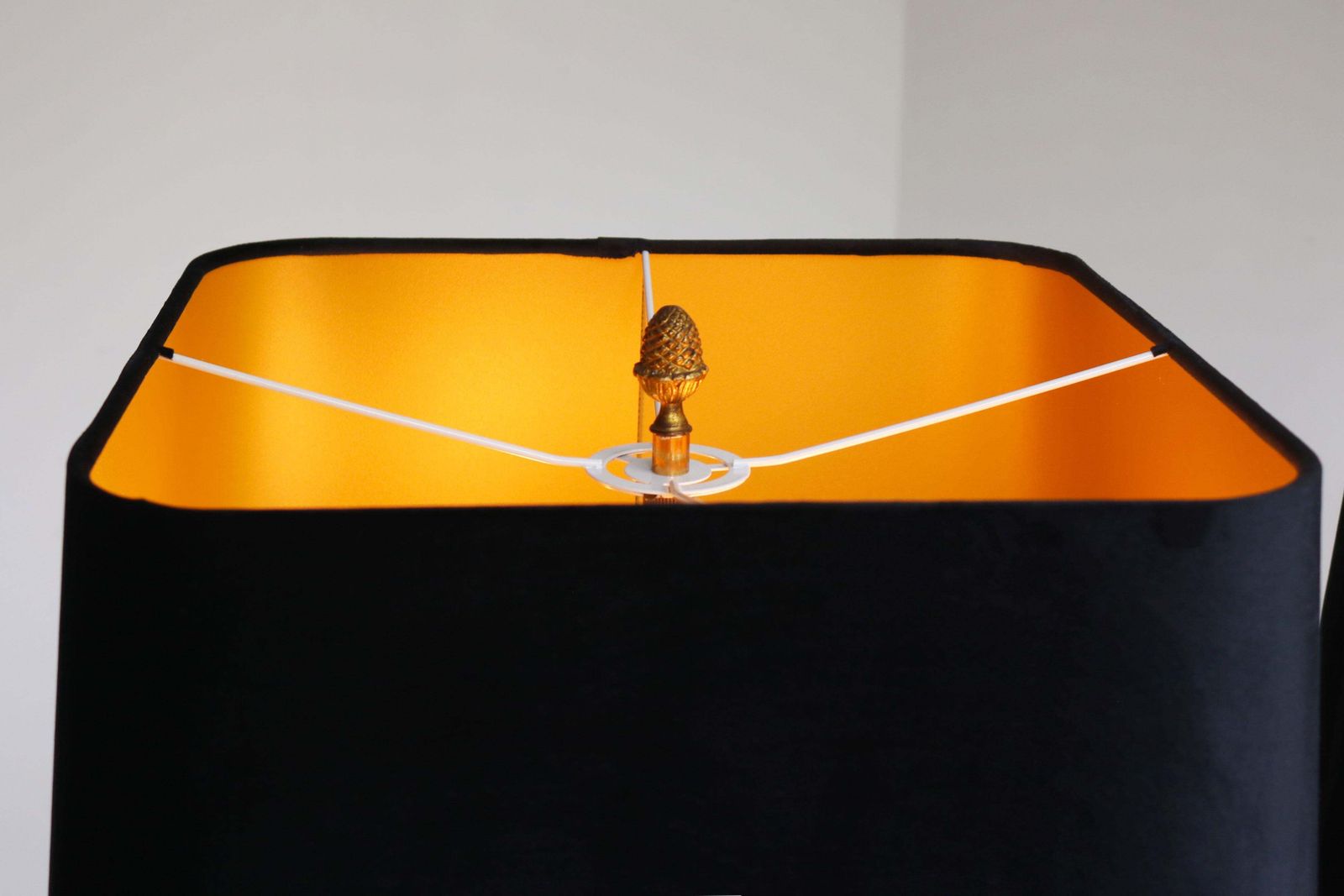 Paire de lampes de table Maison Charles modèle « Corn », bronze, France, 1950, style Regency photo vinterior