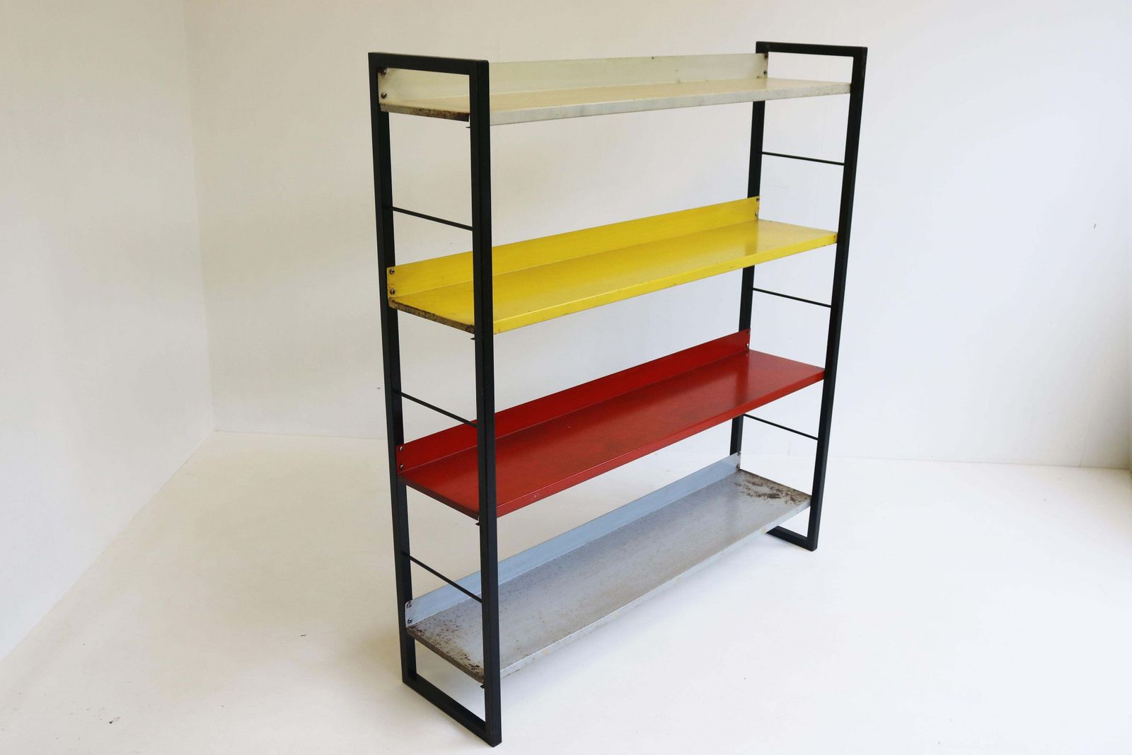 A. Dekker Dutch Design Boekenkast door Tomado Holland 1950 Kleurrijk Minimalistisch photo for sale