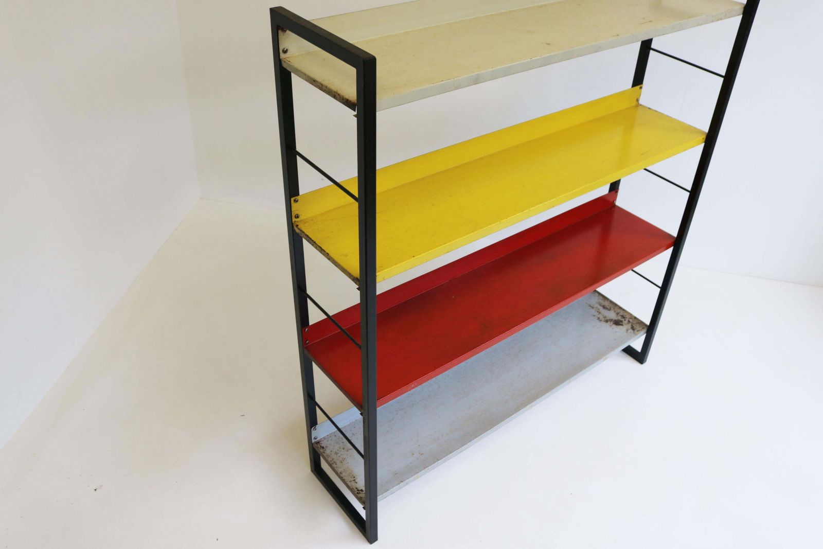 A. Dekker Dutch Design Boekenkast door Tomado Holland 1950 Kleurrijk Minimalistisch photo vinterior