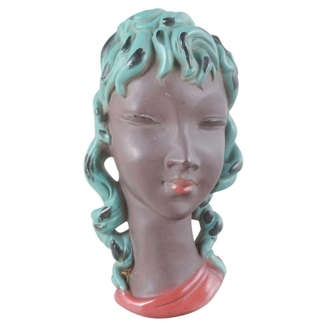 Gino Manca. Tête féminine stylisée aux cheveux turquoise. Milieu du XXe siècle