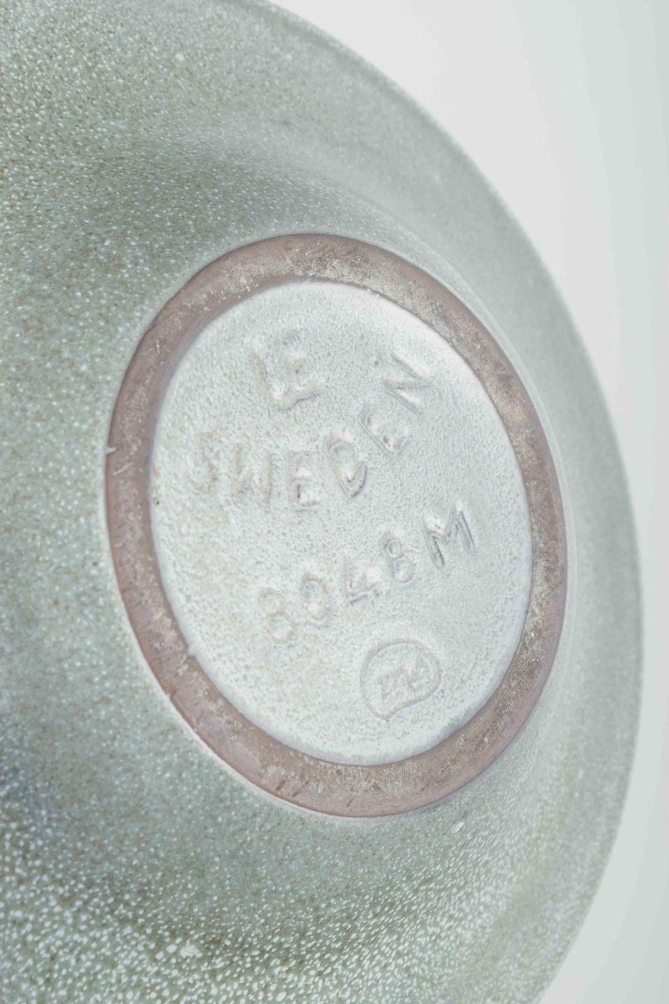 Mari Simmulson, Upsala Ekeby. Stoneware kom met oranje geglazuurd middenveld. Jaren 1960 photo Woonaccessoires