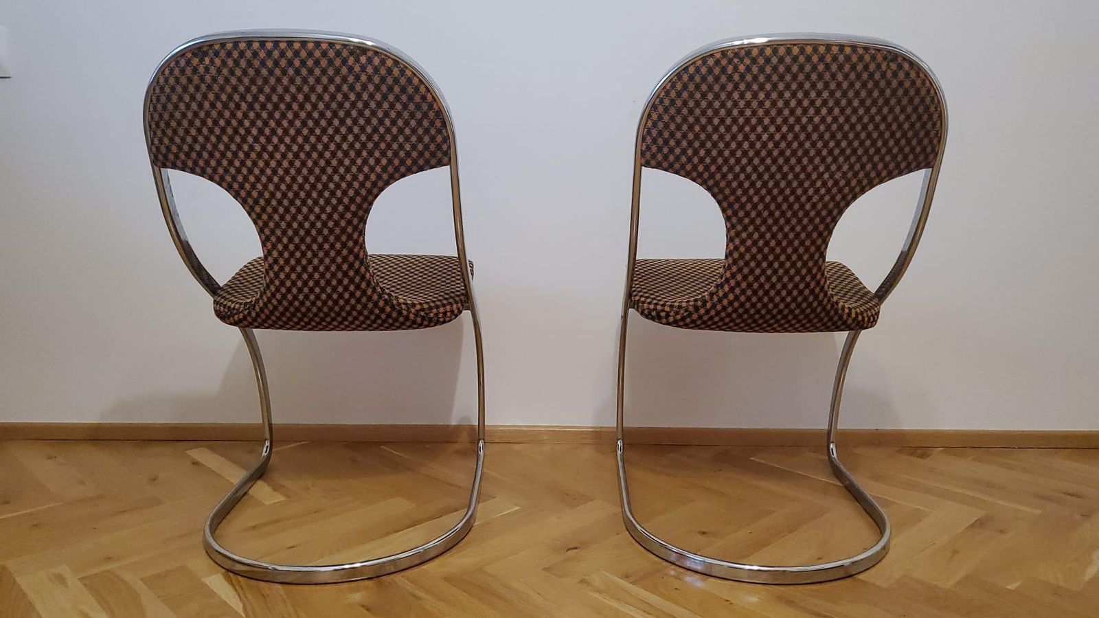 Paar zeldzame mid-century stoelen in de stijl van Gastone Rinaldi, Italië. Jaren 1970. photo for sale