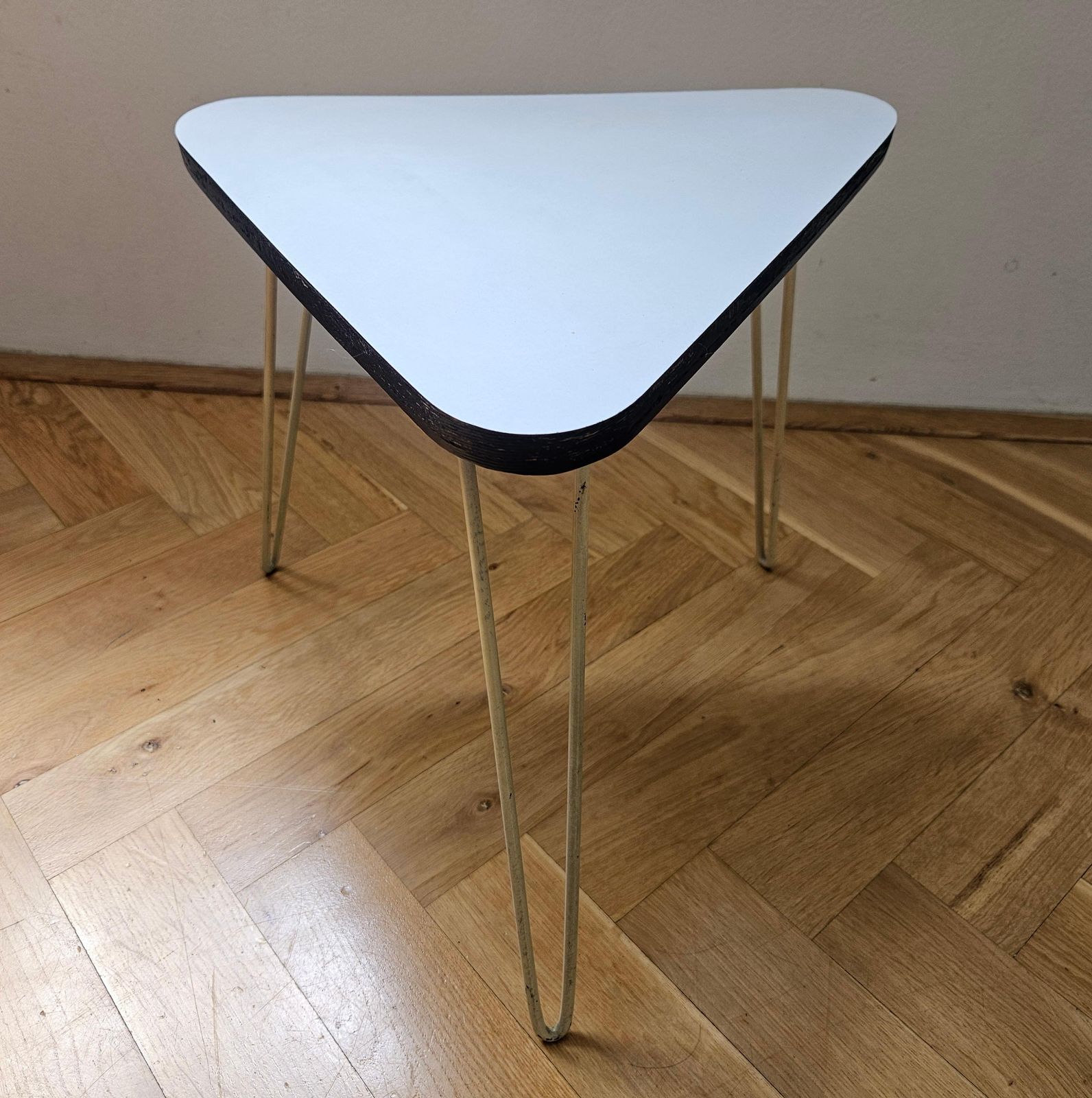 Mid-Century driepoot bloemen- of bijzettafel, Uluv, jaren 1970 photo for sale