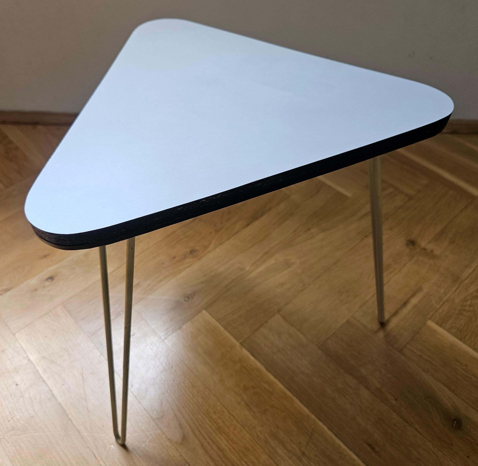 photo furniture Mid-Century driepoot bloemen- of bijzettafel, Uluv, jaren 1970