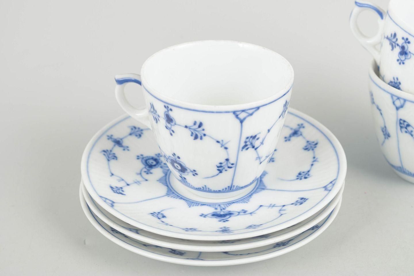 Royal Copenhagen Blue Fluted Plain. Drie koffiekopjes met schoteltjes. Begin 20e eeuw photo for sale