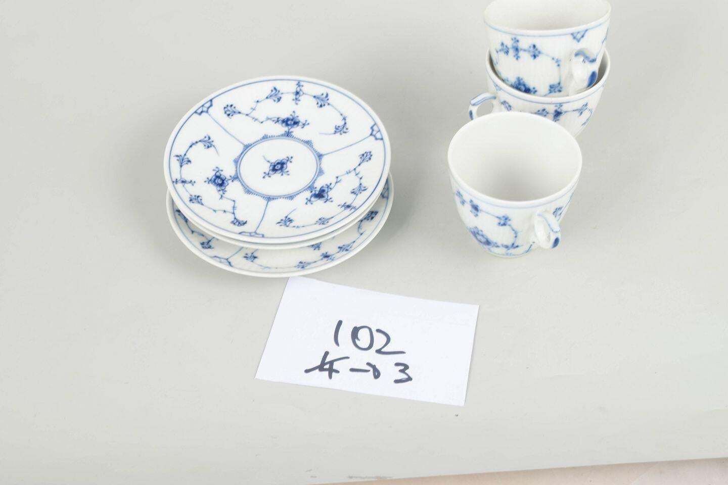 Royal Copenhagen Blue Fluted Plain. Drie koffiekopjes met schoteltjes. Begin 20e eeuw photo vinterior
