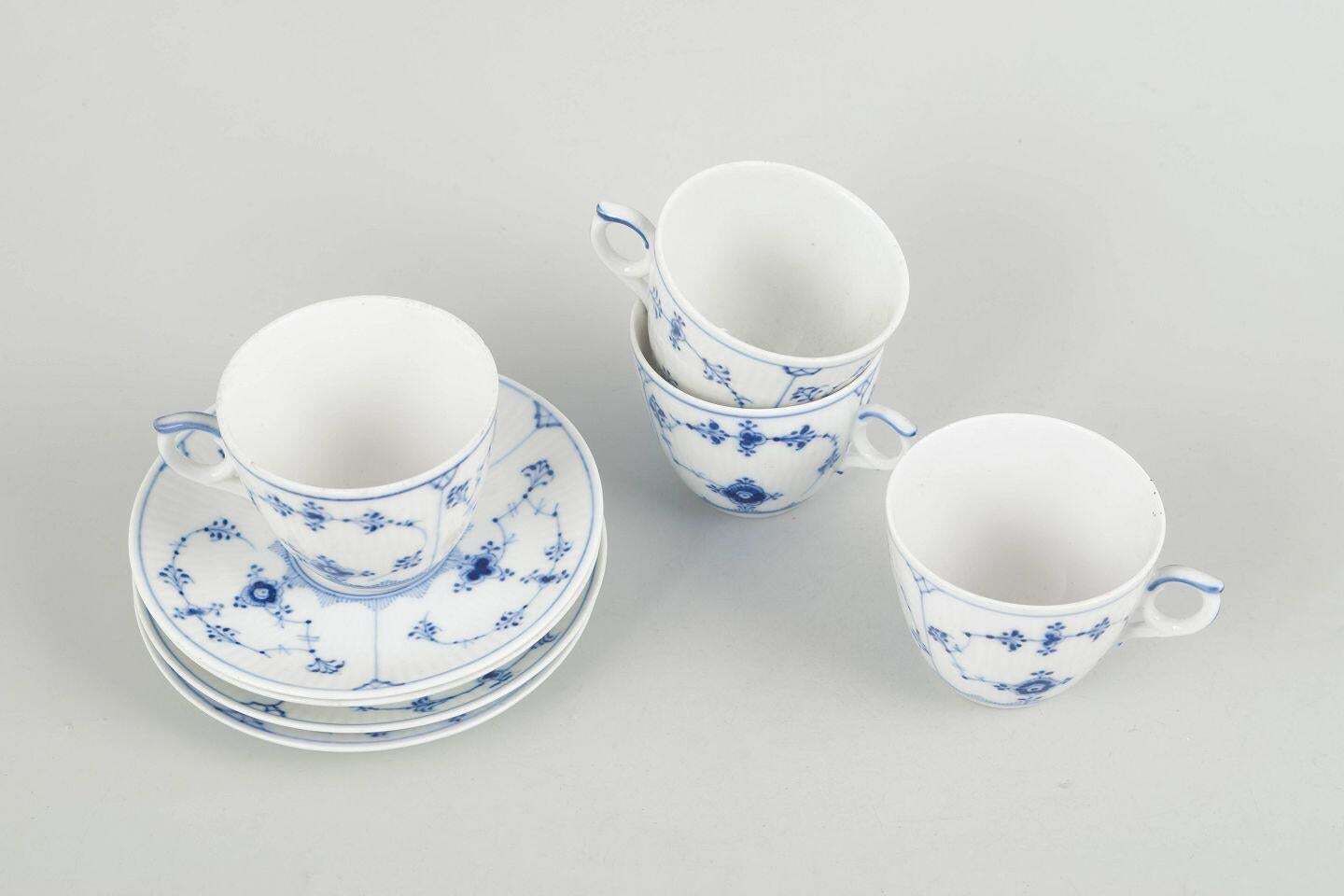 Royal Copenhagen, Blue Fluted Plain. Ensemble de quatre tasses à café avec soucoupes. photo furniture